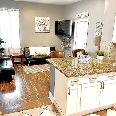 Urban Coach Penthouse - Near Train, Medical District, And Downtown Apartment